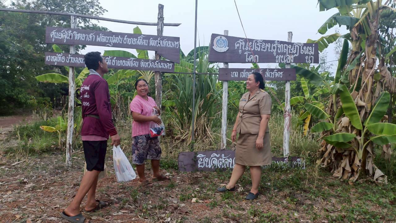 พช.พังโคน ติดตามการดำเนินงานโคกหนองนาพัฒนาชุมชน ณ แปลง นางเพ็ญพักตร์ สังวรจิตร 
