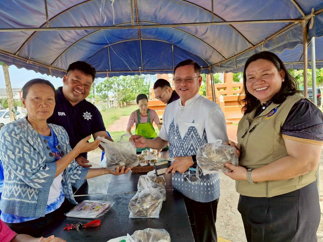 พช.พังโคน นำทัพ OTOP ร่วมงาน "ไทย ช่วย ไทย ลดภาระค่าครองชีพ ครั้งที่ 4 " ณ ลานพญาช้าง