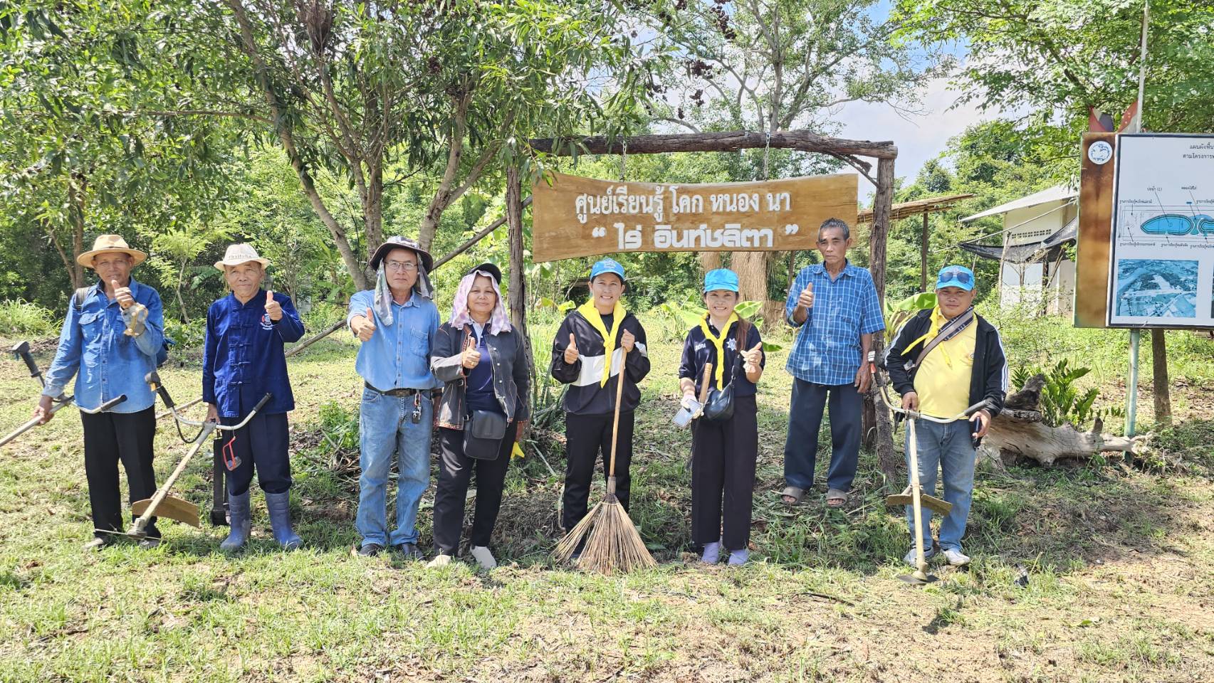 พช.พังโคน สืบสานวิถี "เอามื้อสามัคคี" รวมพลังเครือข่ายพัฒนาแปลง CLM บ้านหนองนกกด